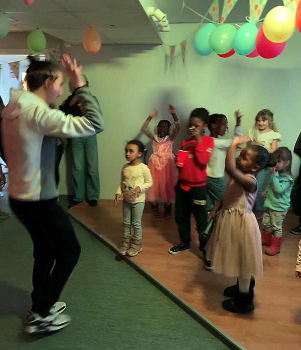 Barnen dansar med praktikanten Max.